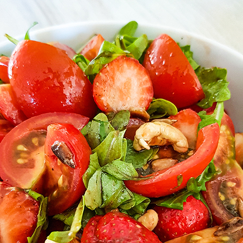 Erdbeer Tomate Rucola Salat mit Minze und Basilikum.