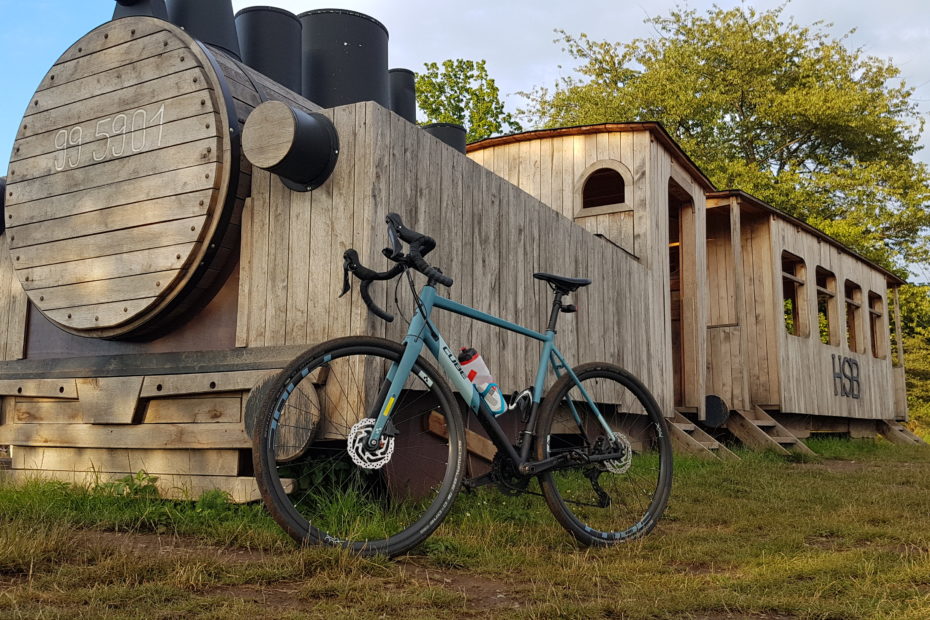 Holzdampflok mit Fahrrad