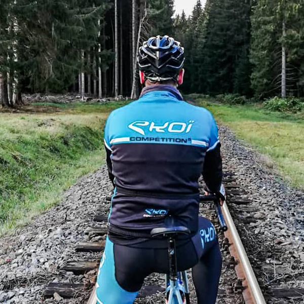 Radfahrer auf den Schienen im Harz.